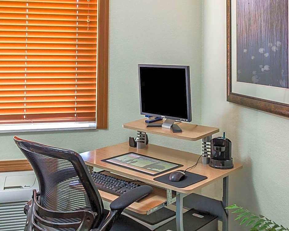 Quality Inn at Collins Road - Cedar Rapids