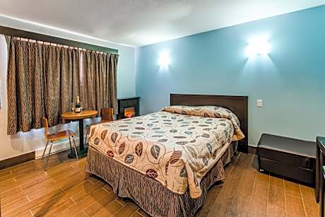 Deluxe Queen Room with Spa Bath-Non-Smoking