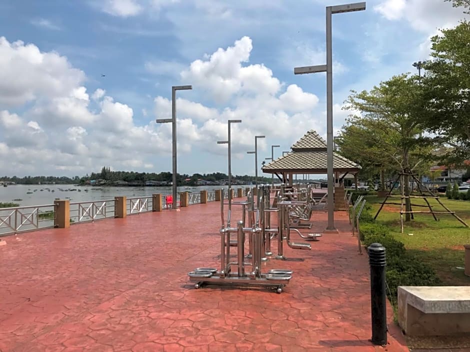 2Street Hostel At Surathani