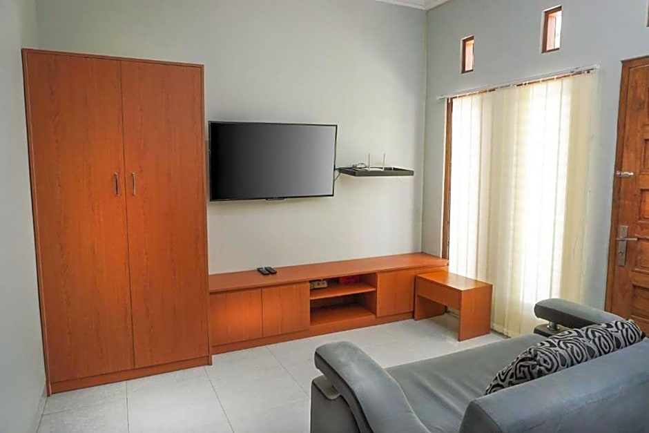 Omah Leren Mitra RedDoorz near Gembiraloka Zoo Yogyakarta