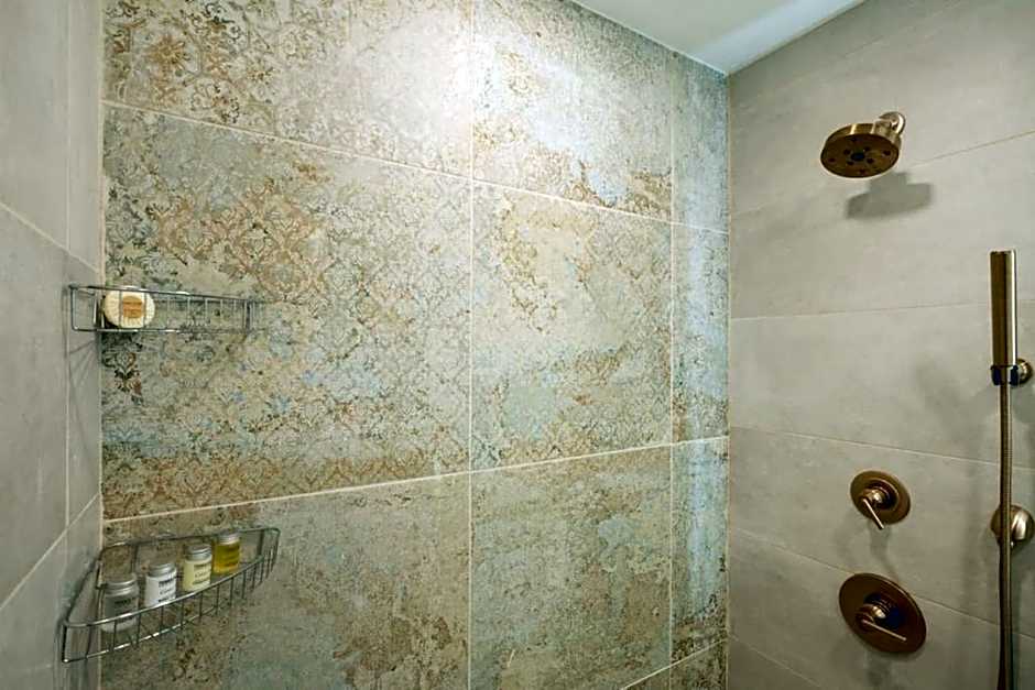 Massive 1BR w Private Patio in Upper East Side