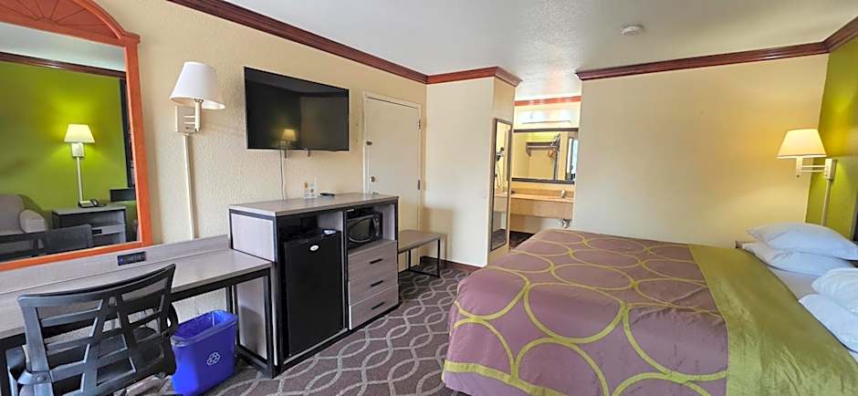 Super 8 by Wyndham San Marcos