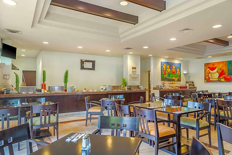 Quality Inn Monterrey La Fe