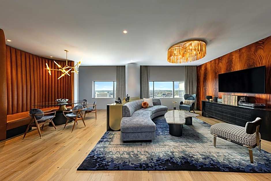 Foto 1 di 11 di Penthouse 2 Bedroom Suite, Corner, Lake View