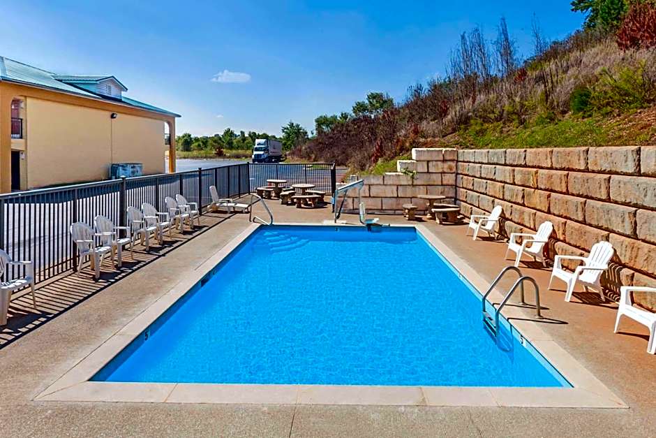 Days Inn by Wyndham Lenoir City