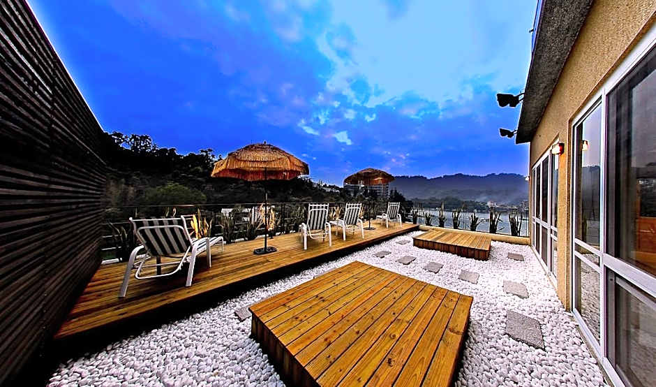 Sun Moon Lake Karuizawa Villa B&B