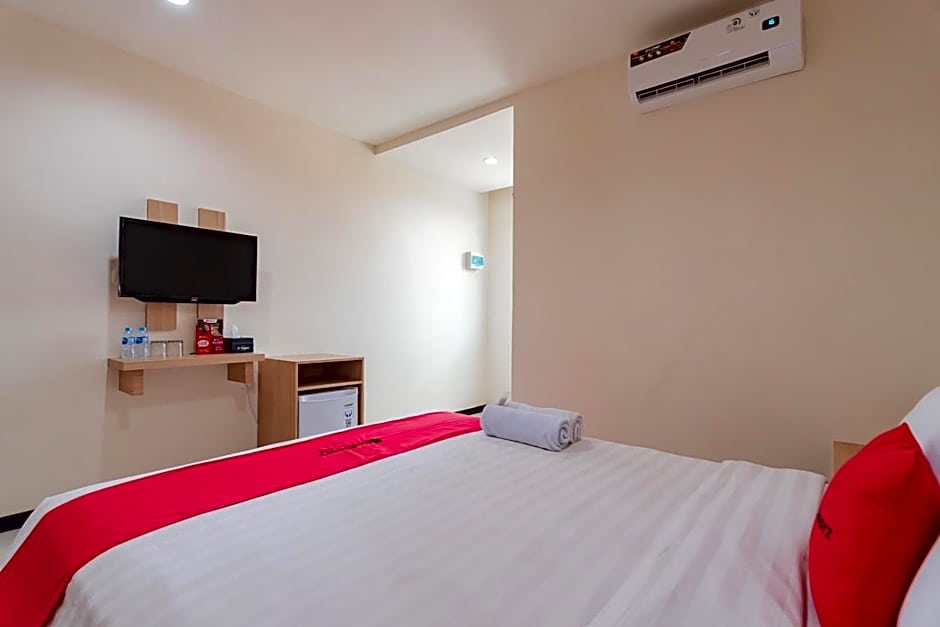 RedDoorz Syariah Plus near Tanjungpura University 2 Pontianak