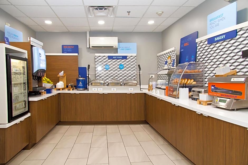 Holiday Inn Express & Suites Sacramento NE Cal Expo By IHG
