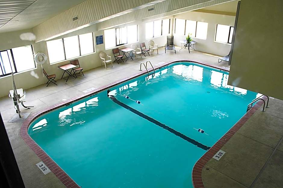 Greenlight Inn & Suites St James