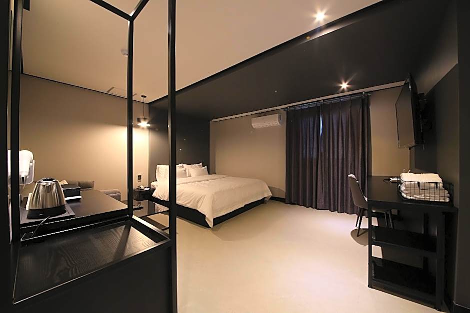 Almond Hotel Gupo Station