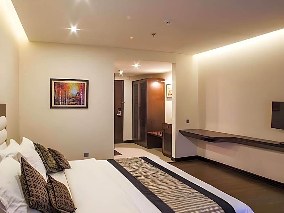 Summit Montana Suites & Spa at Mall