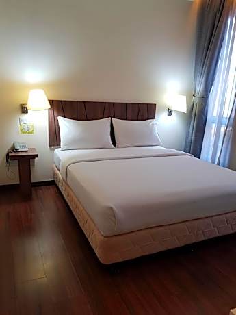 Queen Bed With Window