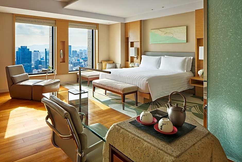 Photo 1 of 4 of Premium 1 King Bed, City View