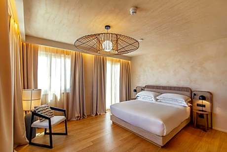 Panoramic Room, Guest room, 1 King, Sofa bed, Sea view, Balcony