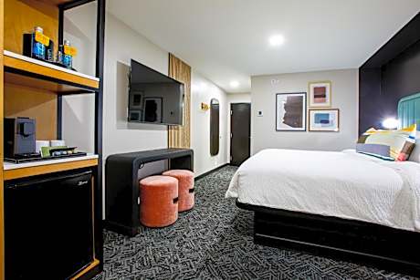 Queen Room - Communication/Mobility Accessible with Roll-In Shower