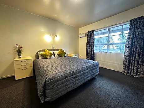Upstairs One-Bedroom Apartment with Spa Bath