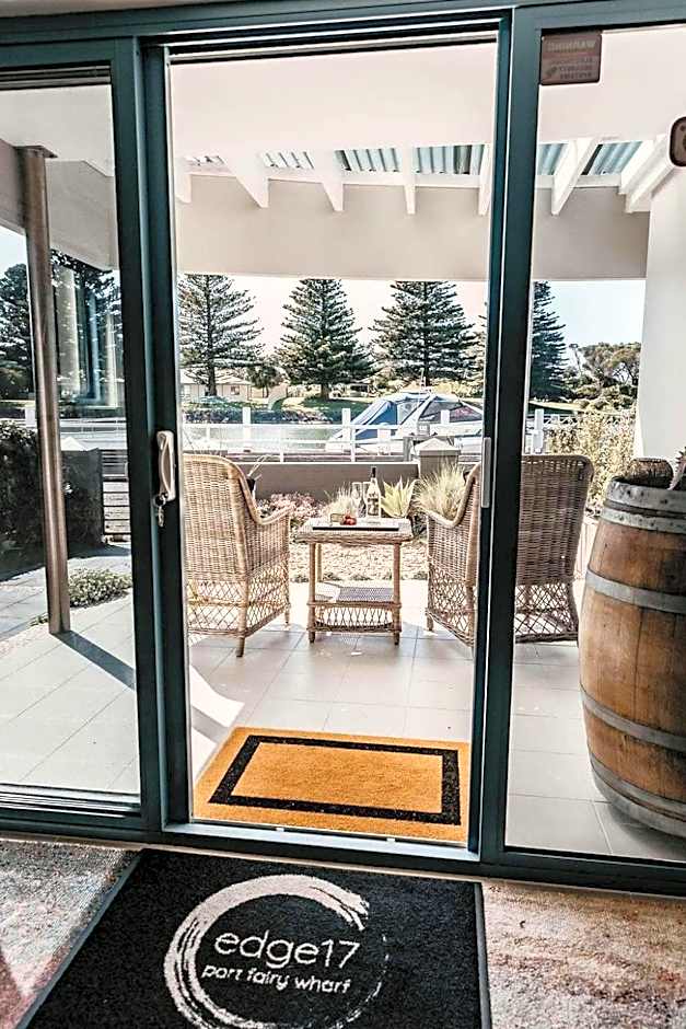 Edge17 Waterfront Apartment, plus Cottage with Garden View - Port Fairy