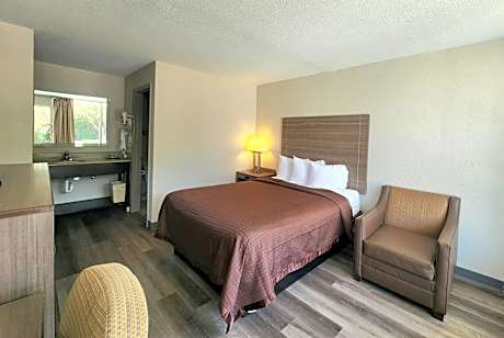 King Room with Roll-in Shower - Mobility Access/Non-Smoking