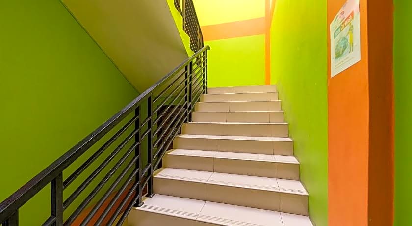 RedDoorz near Kejaksan Station Cirebon 2