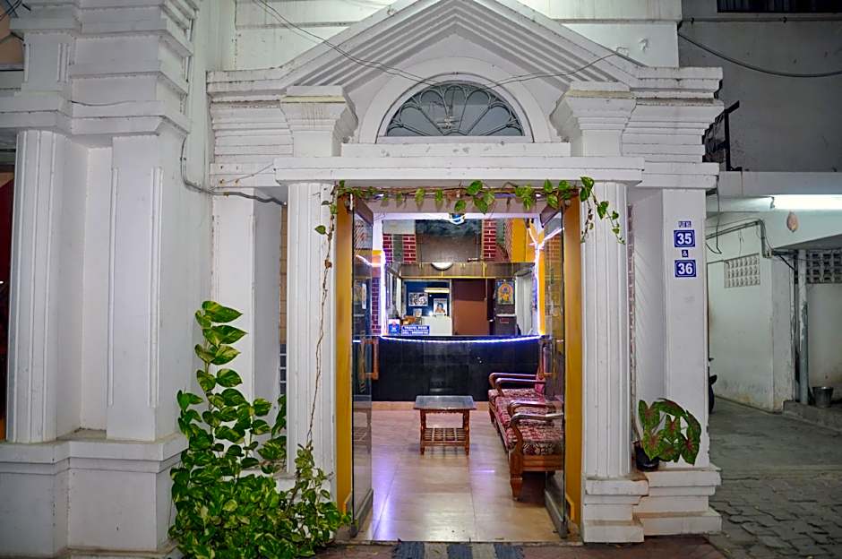 Red Carpet Residence - A Apartmental Guest House