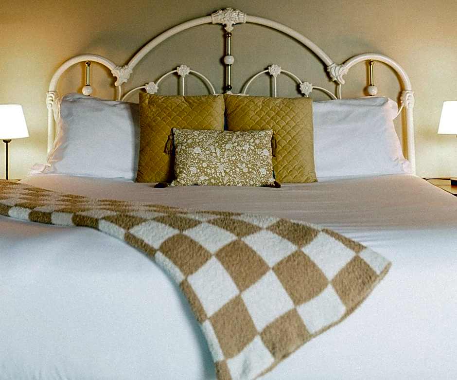 Photo 1 of 6 of Deluxe 1 King Bed