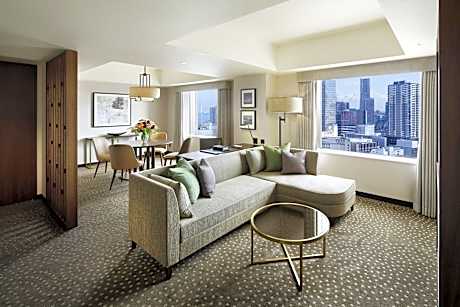 Club lounge access, Junior Suite, 1 King, Skyline view