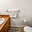 Stylish 4BR Home 20 Mins from YYZ