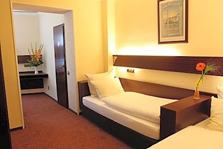 Family Room (2 Adults + 2 Children)