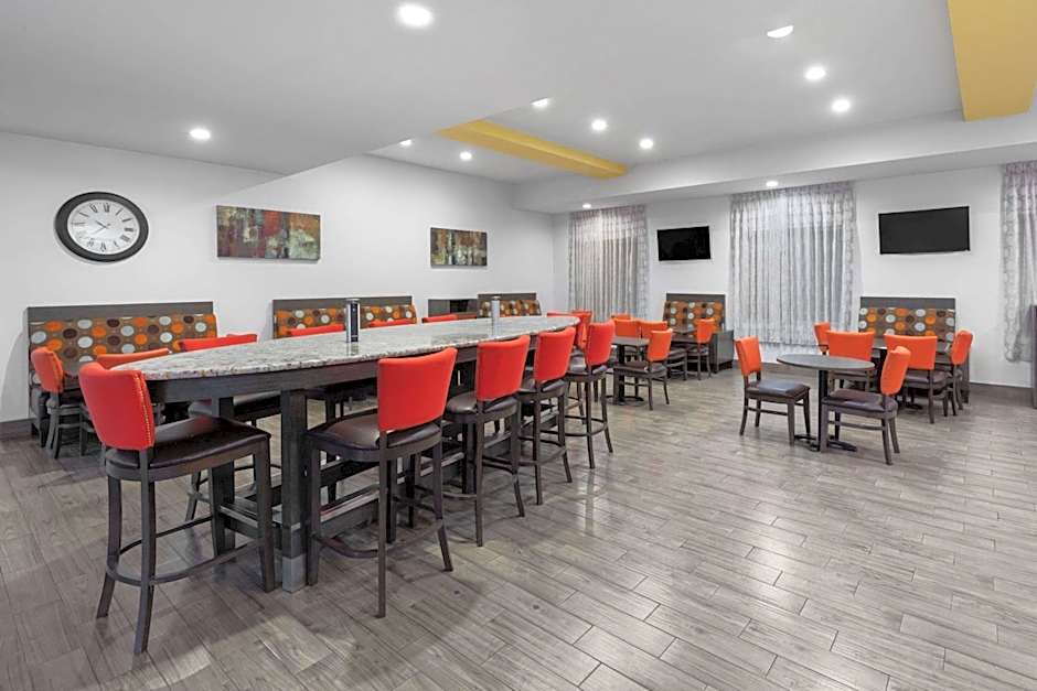 Days Inn & Suites by Wyndham Lubbock Medical Center