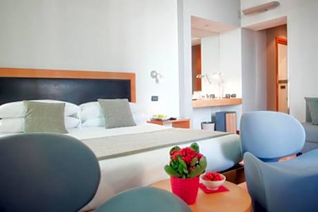 1 Queen Bed Non-Smoking Deluxe Room