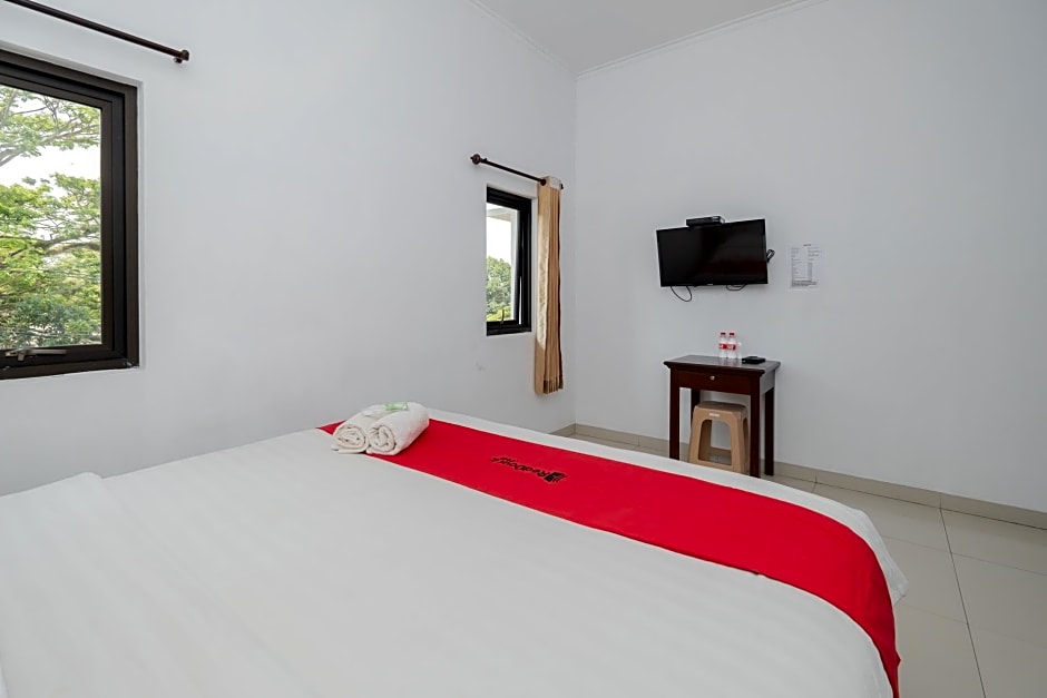 RedDoorz near Jawa Timur Park 3