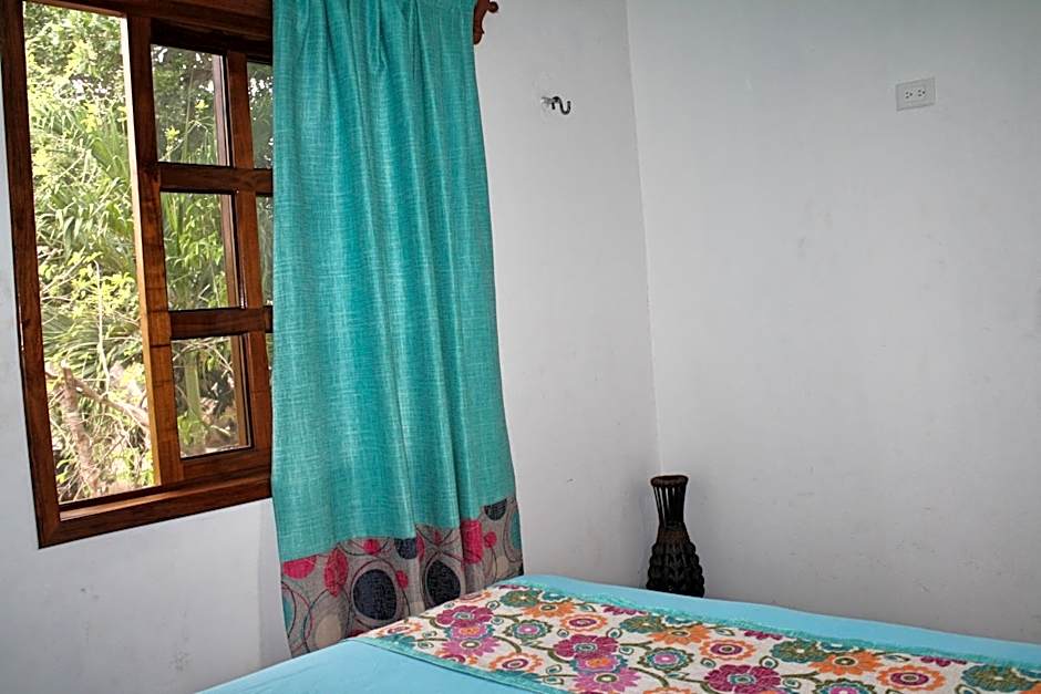 Yaxche Centro Hostal y Camping