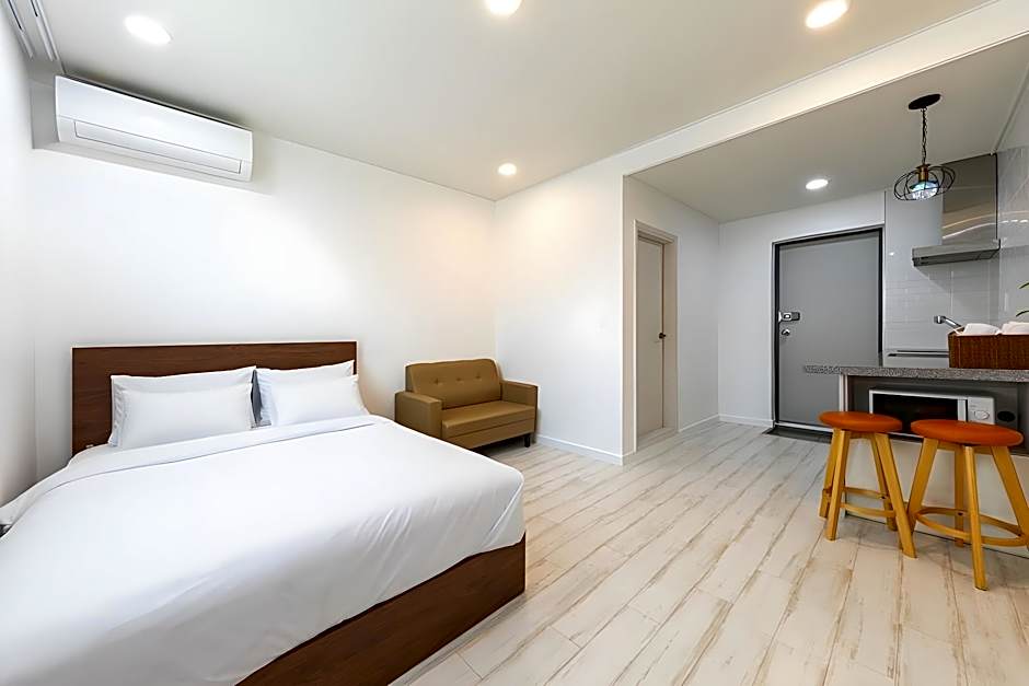 Photo 1 of 10 of Room 206