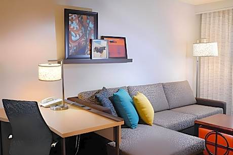 2 Bedroom Suite, 2 Bedroom Suite, Bedroom 1: 1 Queen, Bedroom 2: 1 Queen, Sofa Bed