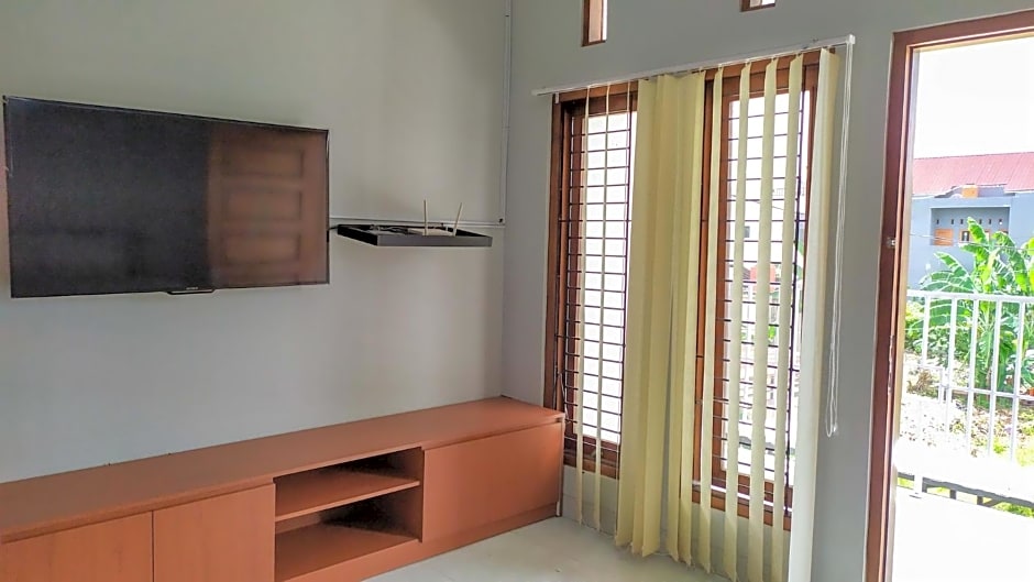 Omah Leren Mitra RedDoorz near Gembiraloka Zoo Yogyakarta