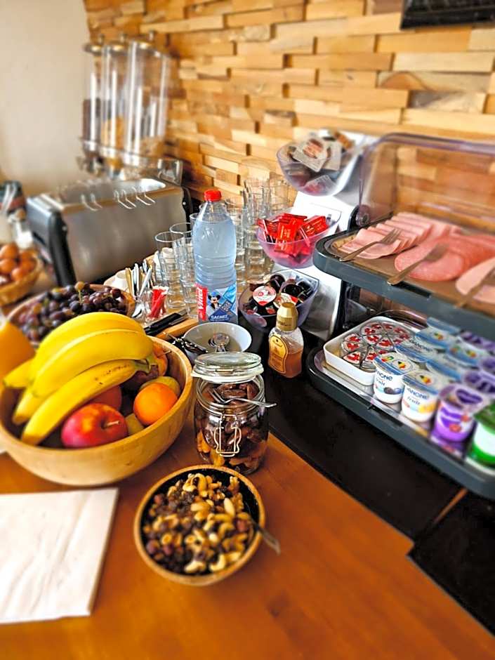 Hotel Westendia and Free Parking Top Breakfast