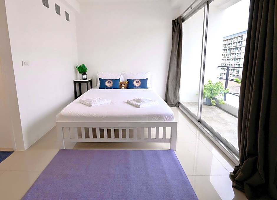 RQ Bangkok Sukhumvit 50 by Collection O