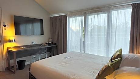 Deluxe Queen Room with Balcony - Non-Smoking