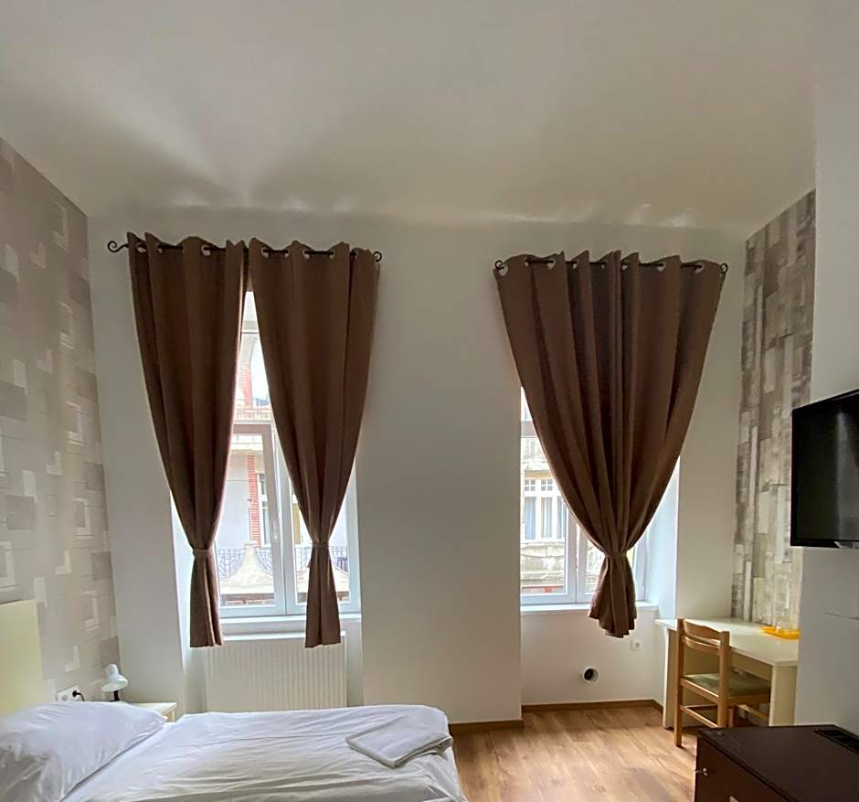 Easy Star Hotel