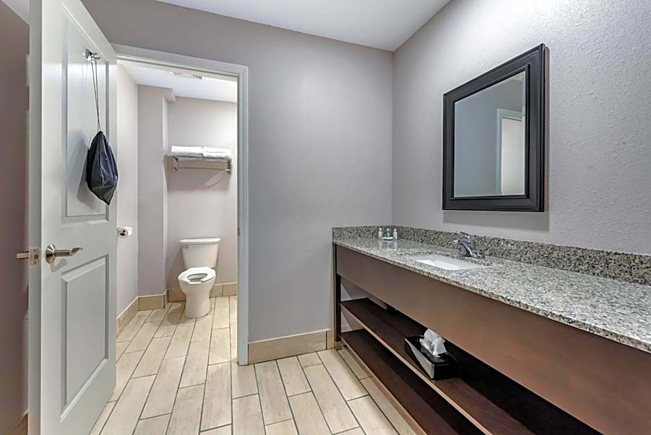 Quality Inn & Suites Evansville Downtown