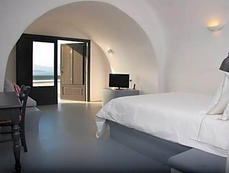 Deluxe Cave Suite Private Pool Caldera View