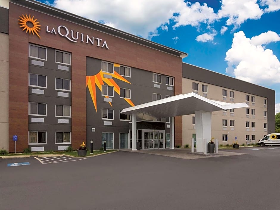 La Quinta Inn & Suites by Wyndham Cleveland - Airport North