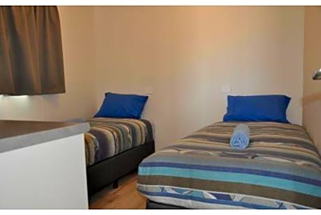 Deluxe 2 Bedroom Cabin - Sleeps 4