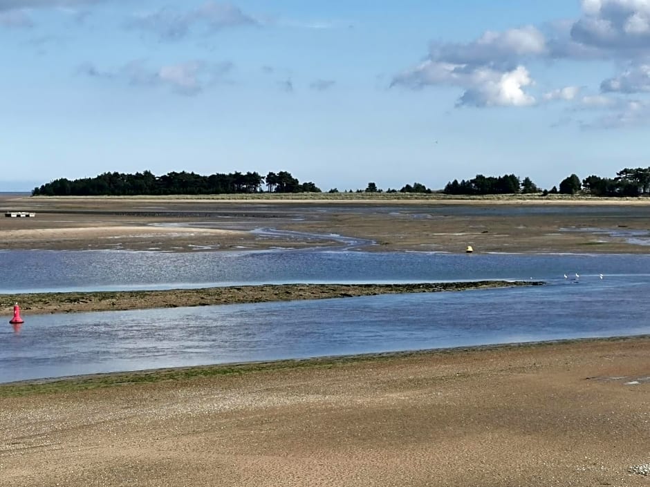 AnchorageWells Entire Cottage OR a King Ensuite on Room Only
