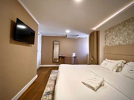 Double Room with Private Bathroom- Small window