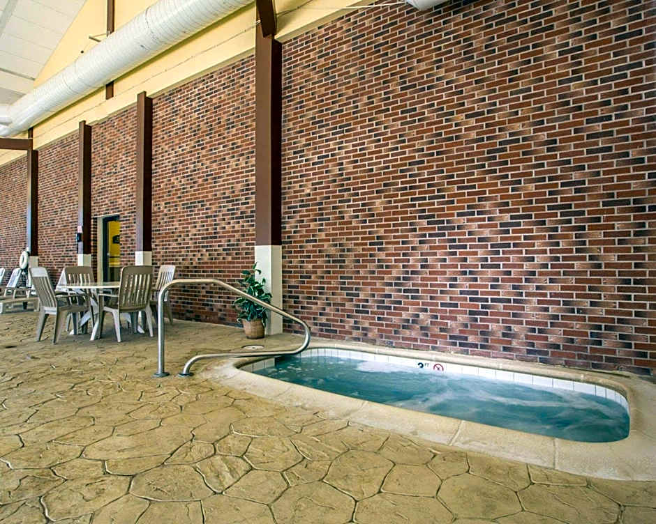 Clarion Inn & Suites At The Outlets Of Lake George