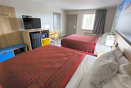 Queen Room with Two Queen Beds - Smoking