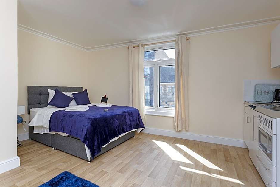St Mary's - Modern Central Huge Studio Apartments