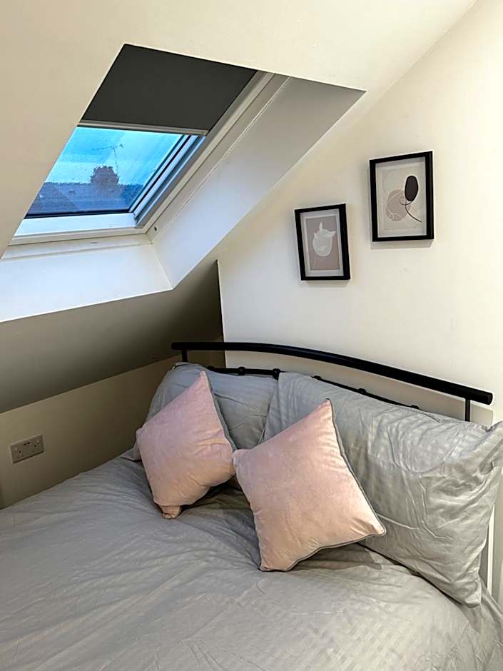 Lovely Town house Room 5