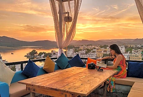 Hotel Udai Niwas - By The Lake